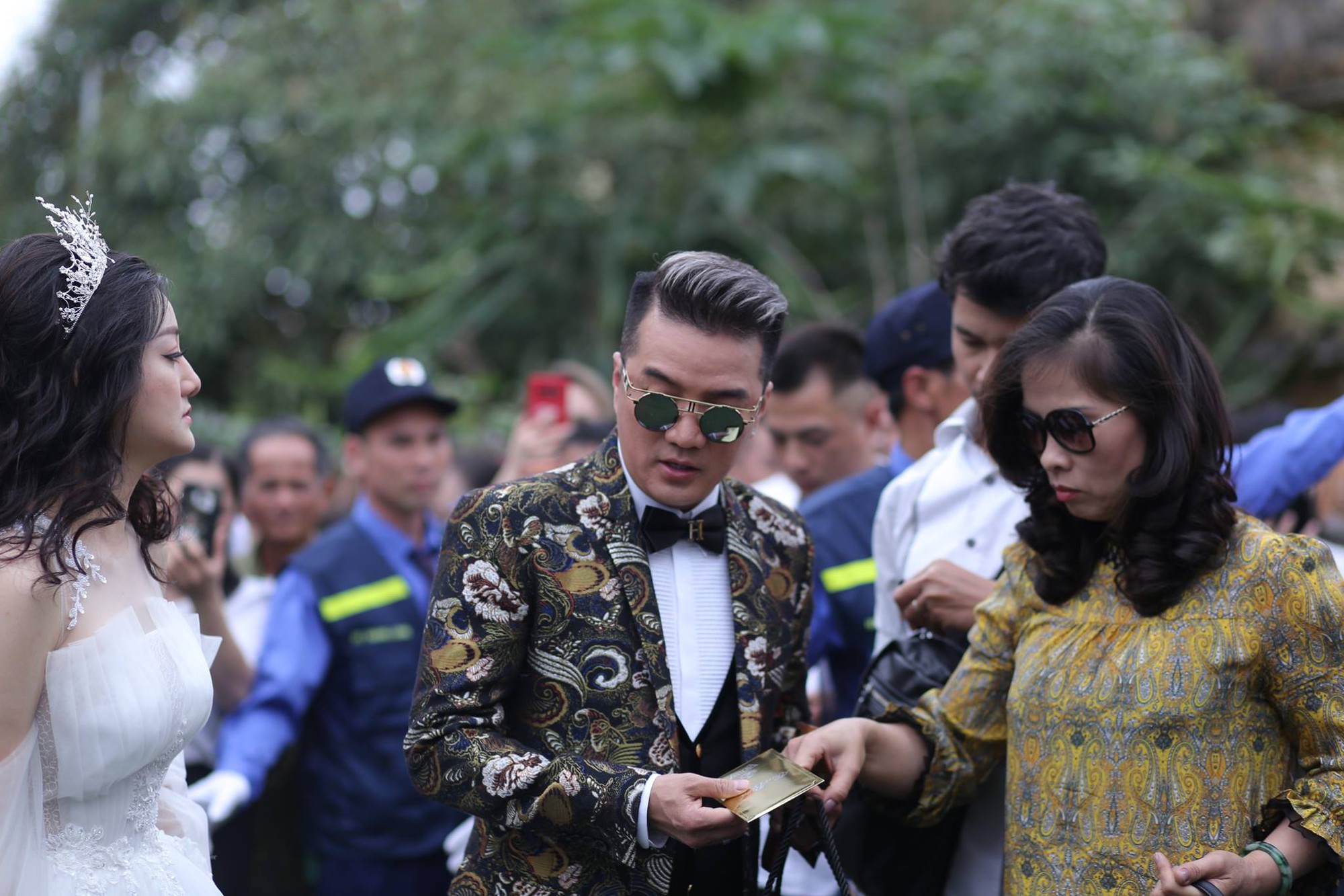 Hữu Công tiết lộ chi 2 tỷ cho đám cưới khủng, rộng 700m2, mời 1000 khách cùng sao hạng A về làng